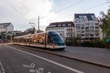 STRASBOURG, FRANCE - 21 Eylül 2024: Strasbourg sokaklarında tramvay