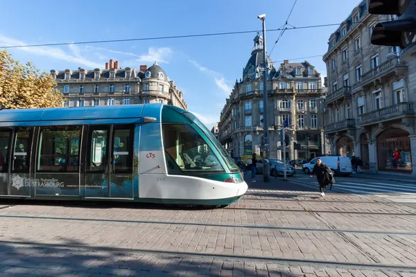 STRASBOURG, FRANCE - 20 Eylül 2024: Strasbourg sokaklarında tramvay