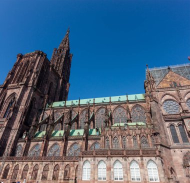 Notre Dame Caddesi Katedrali Gotik sanatın bir başyapıtıdır. Roma katedralinin inşaatı 1015 yılında başladı. Kule 1439 yılında tamamlandı. Strazburg, Fransa 'da yer almaktadır.