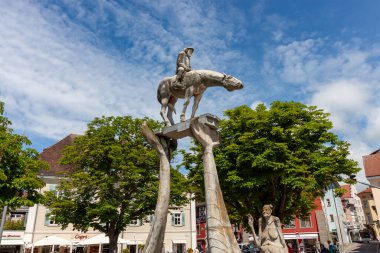 UBERLİNGEN, BODENSEEKREIS, BADEN-WRTTEMBERG, GERMANY - 25 Mayıs 2024: Alman yazar Martin Walzner 'a adanmış heykel kompozisyonu. Yazar Peter Lenk