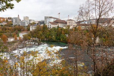 Avrupa 'nın en büyük şelalesi Ren Şelalesi' nden (Ren Şelalesi) görülüyor. İsviçre