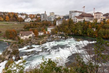 Avrupa 'nın en büyük şelalesi Ren Şelalesi' nden (Ren Şelalesi) görülüyor. İsviçre