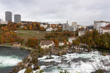 Avrupa 'nın en büyük şelalesi Ren Şelalesi' nden (Ren Şelalesi) görülüyor. İsviçre