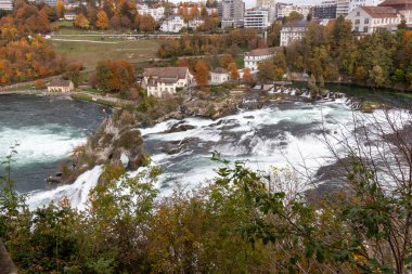 Avrupa 'nın en büyük şelalesi Ren Şelalesi' nden (Ren Şelalesi) görülüyor. İsviçre