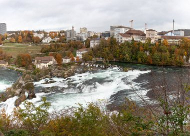Avrupa 'nın en büyük şelalesi Ren Şelalesi' nden (Ren Şelalesi) görülüyor. İsviçre
