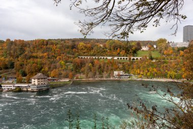 Laufen Kalesi 'nden görüntü. Ren Şelalesi 'nde sonbahar - Avrupa' nın en büyük şelalesi. İsviçre