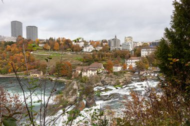 Avrupa 'nın en büyük şelalesi Ren Şelalesi' nden (Ren Şelalesi) görülüyor. İsviçre