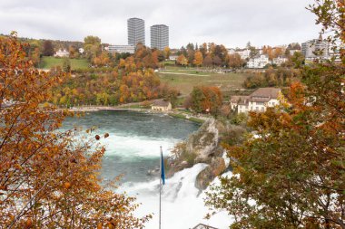 Avrupa 'nın en büyük şelalesi Ren Şelalesi' nden (Ren Şelalesi) görülüyor. İsviçre
