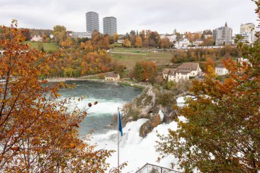 Avrupa 'nın en büyük şelalesi Ren Şelalesi' nden (Ren Şelalesi) görülüyor. İsviçre