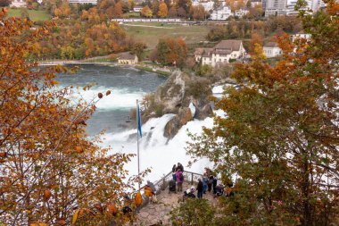 GÜFENLİK-UHWIESEN, SWitzERLAND - 29 Ekimde Rheinfalls 'taki izleme platformunda