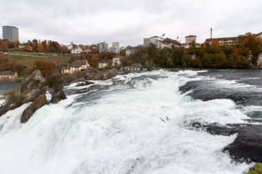 Avrupa 'nın en büyük şelalesi Ren Şelalesi' ndeki (Ren Şelalesi) manzaralı. İsviçre