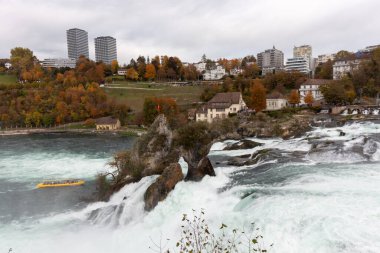 Avrupa 'nın en büyük şelalesi Ren Şelalesi' ndeki (Ren Şelalesi) manzaralı. İsviçre