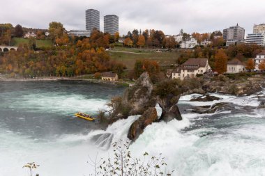 Avrupa 'nın en büyük şelalesi Ren Şelalesi' ndeki (Ren Şelalesi) manzaralı. İsviçre