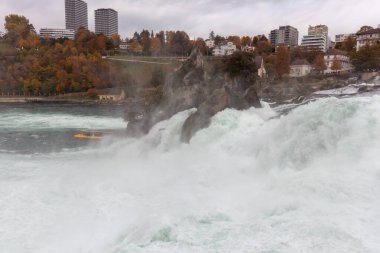 Avrupa 'nın en büyük şelalesi Ren Şelalesi' ndeki (Ren Şelalesi) manzaralı. İsviçre