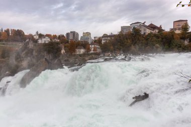 Avrupa 'nın en büyük şelalesi Ren Şelalesi' ndeki (Ren Şelalesi) manzaralı. İsviçre
