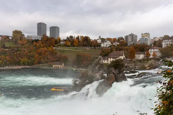 Avrupa 'nın en büyük şelalesi Ren Şelalesi' ndeki (Ren Şelalesi) manzaralı. İsviçre