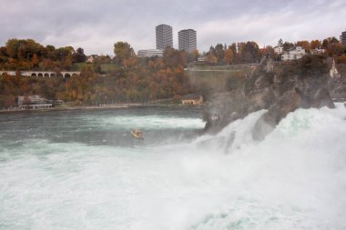 Avrupa 'nın en büyük şelalesi Ren Şelalesi' ndeki (Ren Şelalesi) manzaralı. İsviçre
