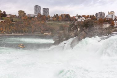 Avrupa 'nın en büyük şelalesi Ren Şelalesi' ndeki (Ren Şelalesi) manzaralı. İsviçre