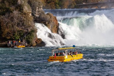 NEUHAUSEN, SWitzERLAND - 29 Ekim 2023: Rhine Falls 'a giden eğlence teknesi