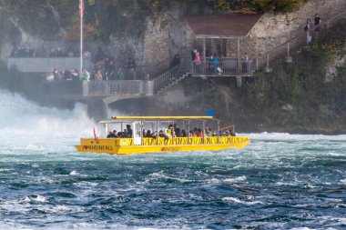 NEUHAUSEN, SWitzERLAND - 29 Ekim 2023: Rhine Falls 'a giden eğlence teknesi