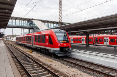 ULM, ALMANY - 8 EKİM 2023: Ulm tren istasyonundaki DB treni