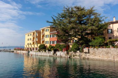Garda Gölü 'ndeki Sirmione kasabası. Brescia ili, Lombardiya (Lombardia), İtalya