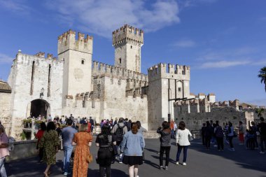 SIRMION, İtalya - 22 Ekim 2024: Scaligero Kalesi, İtalya 'nın Garda Gölü' ndeki Sirmione şehrinin tarihi merkezinde bir kaledir.