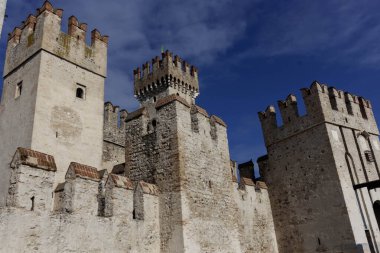 Scaligero Kalesi 'nin bir parçası İtalya' nın Garda Gölü 'ndeki Sirmione kasabasının tarihi merkezinde bir kaledir.