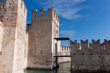 Scaligero Kalesi 'nin bir parçası İtalya' nın Garda Gölü 'ndeki Sirmione kasabasının tarihi merkezinde bir kaledir.