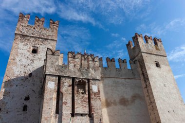 Scaligero Kalesi 'nin bir parçası İtalya' nın Garda Gölü 'ndeki Sirmione kasabasının tarihi merkezinde bir kaledir.