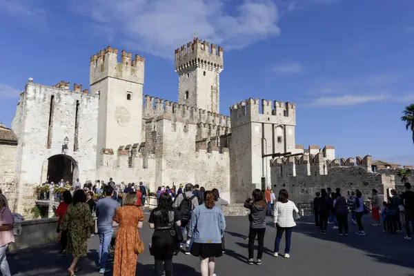 SIRMION, İtalya - 22 Ekim 2024: Scaligero Kalesi, İtalya 'nın Garda Gölü' ndeki Sirmione şehrinin tarihi merkezinde bir kaledir.