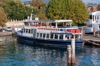 GARDA, İtalya - 22 Ekim 2024: Garda Gölü 'nden Garda, Lombardy, İtalya