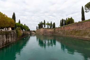 Antik Peschiera del Garda, bir köy Garda Gölü, duvar ve il Verona, Veneto, İtalya ait