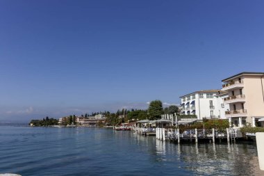 SIRMION, İtalya - 22 Ekim 2024 Sirmione Gölü 'nün setinde