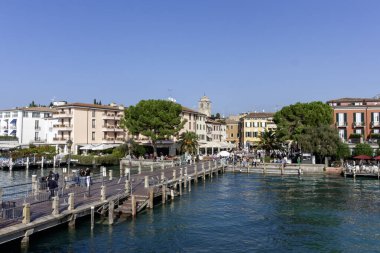 SIRMION, İtalya - 22 Ekim 2024 Sirmione Gölü 'nün setinde