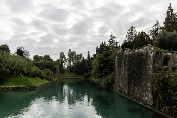 Antik Peschiera del Garda, bir köy Garda Gölü, duvar ve il Verona, Veneto, İtalya ait