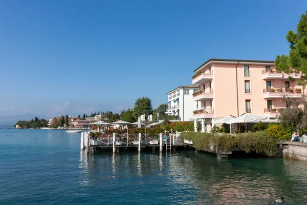 SIRMION, İtalya - 22 Ekim 2024 Sirmione Gölü 'nün setinde