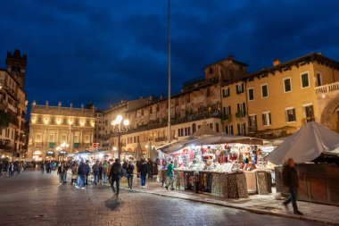 VERONA, ITALY - 25 Ekim 2023: Piazza delle Erbe in the night (Pazar Meydanı) with the Baroque Palazzo Maffei, a mermer sütun with St. Mark 's Lion, sembol Venedik Cumhuriyeti