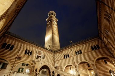 Akşamları Verona 'daki Mantık Sarayı' nın avlusu sokak lambalarıyla aydınlatılır.