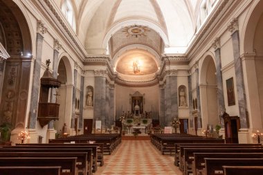 1888 'de, Neoklasik tarzda, Saints Zenone ve Martino kiliselerinin içinde, Garda Gölü, Verona, Veneto, İtalya, Avrupa kıyısındaki küçük Lazise köyü, turizm beldesi.