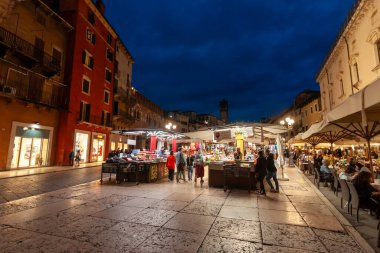 VERONA, İtalya - 25 Ekim 2023: Piazza delle Erbe in the night (Pazar Meydanı). Verona, İtalya