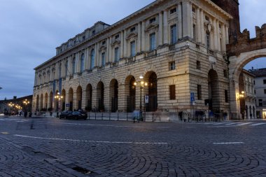 VERONA, ITALY - 25 Ekim 2023: eski İtalya 'nın Verona kentindeki Palazzo della Gran Guardia. Akşam vakti.