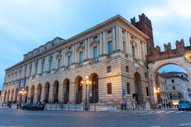 VERONA, ITALY - 25 Ekim 2023: eski İtalya 'nın Verona kentindeki Palazzo della Gran Guardia. Akşam vakti.