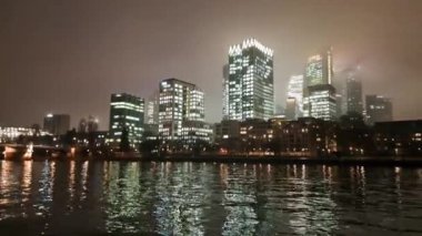 Frankfurt gökdelenleri ışıldıyor. Ana nehir kıyısından görünüm