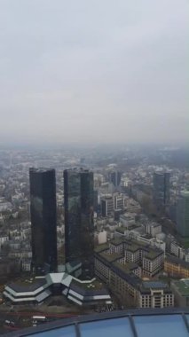 Bulutlu bir günde Frankfurt gökdelenleri. Gözlem güvertesinden görüntüle