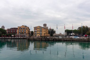 SIRMION, İTALYA - 25 EKİM 2024: gemiden Sirmione 'deki setin görüntüsü