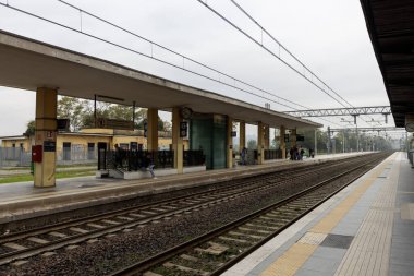 DESENZANO DEL GARDA, İtalya - 25 Ekim 2024 Desenzano del Garda tren istasyonu. Platformda çok az insan var.