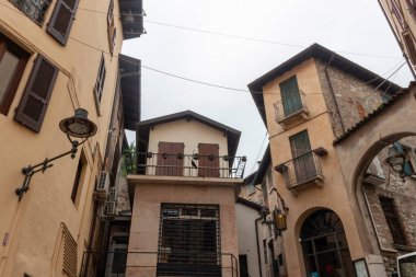 Desenzano del Garda 'da mimarlık. Konut binası. Ekim