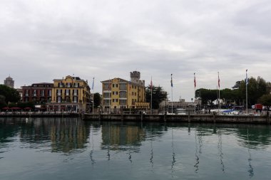 SIRMION, İTALYA - 25 EKİM 2024: gemiden Sirmione 'deki setin görüntüsü