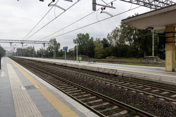 Вокзал Дезенцано дель Гарда. На платформе никого нет. Октябрь